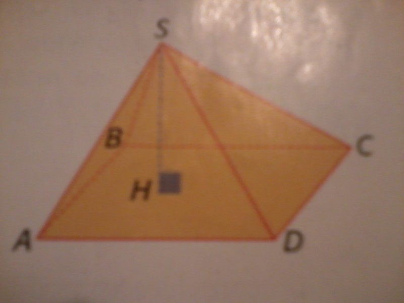 Calculer une hauteur d\'une pyramide avec des racines carrées