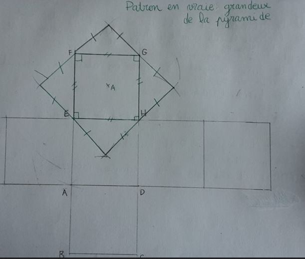 Pyramide dans un cube 