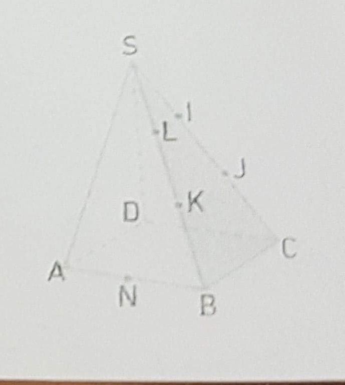 Intersection de deux plans dans une pyramide 